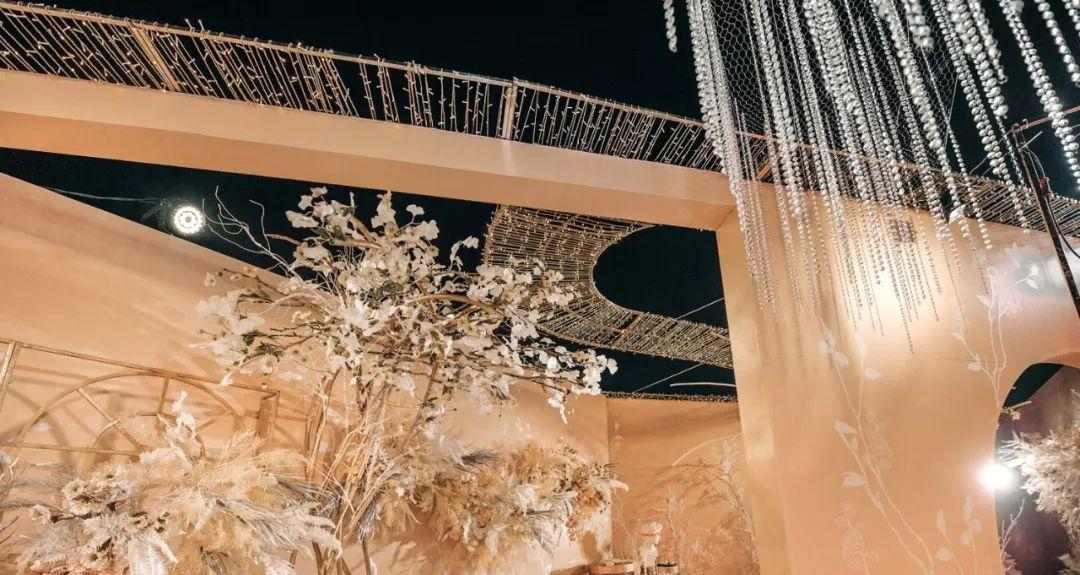 探索香槟金的奢华色彩世界（与黑白相映成趣的香槟金色彩搭配）(图3)