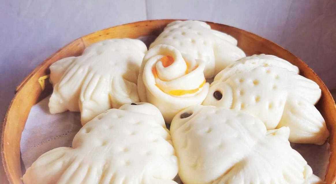 小鱼吃馒头的传奇故事（小鱼如何克服困难，最终享受美味馒头）(图1)